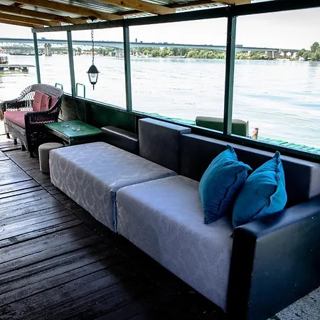 Botel Lucky River